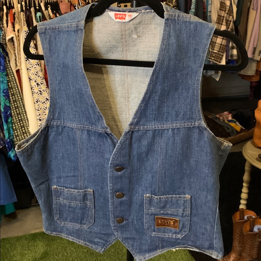 Levi’s   Vest      L 21" PT-PT 20" Waist 17 1/2 closed